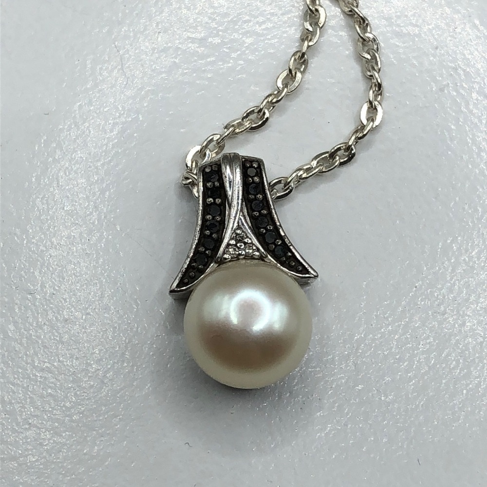 Alwand Vahan AV 925 sterling Pearl And Tiny Diamond Pendant Necklace
